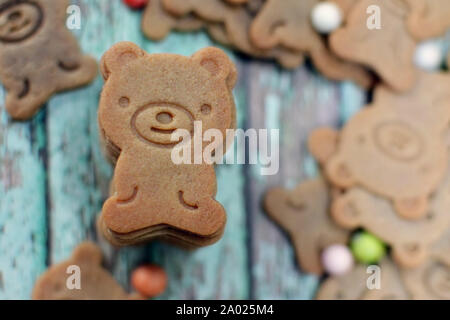 Blick von oben auf die niedlichen selbstgebackenen Plätzchen in der Form eines Bären Stockfoto