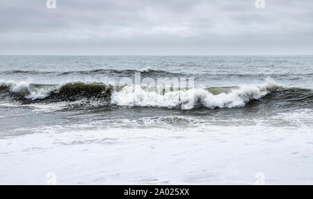 Nazare, Portugal-brechenden Wellen am Praia do Norte Stockfoto