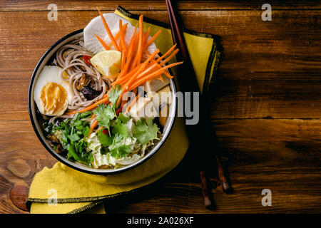 Vegetarische Miso Ramen mit shiitake Pilzen, gebratenen Tofu, Karotten, Kohl, Lauch und Kalk. Asiatische Küche Stockfoto