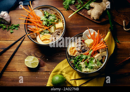 Vegetarische Miso Ramen mit shiitake Pilzen, gebratenen Tofu, Karotten, Kohl, Lauch und Kalk. Asiatische Küche Stockfoto