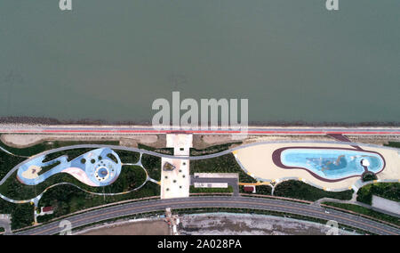 Tianjin. 19 Sep, 2019. Luftbild vom Sept. 19, 2019 zeigt das Neu - Dongdi Park an den Ufern des Bohai Meer im Norden China Tianjin Gemeinde eröffnet. Der Park ist eine öffentliche Freizeitaktivitäten Projekt des Sino-Singapore Tianjin Eco-City (SSTEC) Welche Funktionen waterfront Wanderwege und Aussichtspunkte, marine Kultur Ausstellungsflächen sowie Freizeitanlagen für Kinder. Credit: Yue Yuewei/Xinhua/Alamy leben Nachrichten Stockfoto