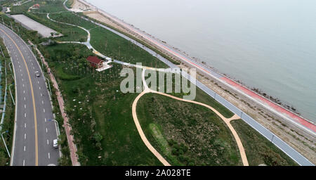 Tianjin. 19 Sep, 2019. Luftbild vom Sept. 19, 2019 zeigt das Neu - Dongdi Park an den Ufern des Bohai Meer im Norden China Tianjin Gemeinde eröffnet. Der Park ist eine öffentliche Freizeitaktivitäten Projekt des Sino-Singapore Tianjin Eco-City (SSTEC) Welche Funktionen waterfront Wanderwege und Aussichtspunkte, marine Kultur Ausstellungsflächen sowie Freizeitanlagen für Kinder. Credit: Yue Yuewei/Xinhua/Alamy leben Nachrichten Stockfoto