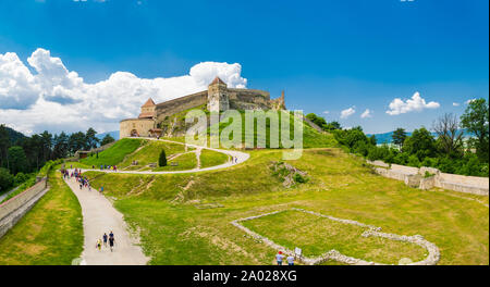 Rasnov, Brasov, Rumänien - 15. Juni 2019: Touristen, Rasnov Festung auf einen schönen Tag. Stockfoto