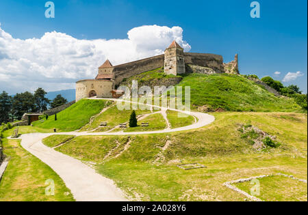 Rasnov, Brasov, Rumänien - Juni 15, 2019: Die schöne Rasnov Fortress Architektur. Stockfoto