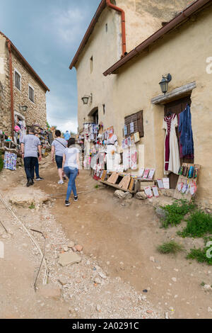 Rasnov, Brasov, Rumänien - 15. Juni 2019: Touristische walking thru Rasnov Fortress bewundern, Souvenirläden. Stockfoto