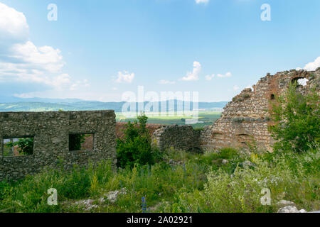 Blick auf alte Ruinen der Rasnov Fortress verschlechtert Wände Stockfoto