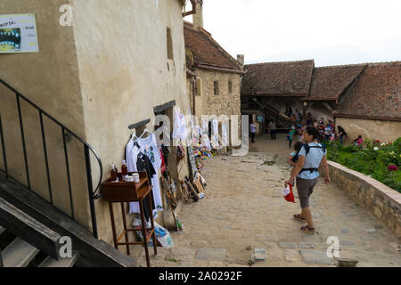 Rasnov, Brasov, Rumänien - 15. Juni 2019: Touristische walking thru Rasnov Fortress Innenhof bewundern, Souvenirläden. Stockfoto