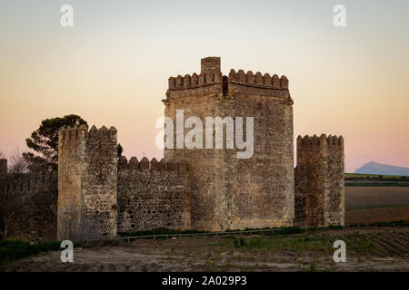 Castillo de Las Aguzaderas in Sevilla Spanien in der Morgendämmerung Stockfoto