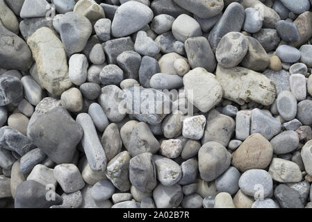 Runde Kieselsteine am Strand liegend, Penarth, Wales Stockfoto