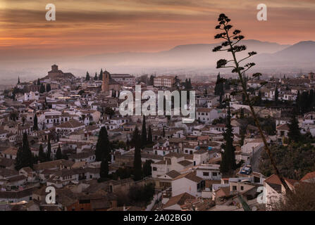 Die Kirchen von San Cristóbal und El Salvador und das Albaicín-Viertel von Granada kurz nach Sonnenuntergang Stockfoto