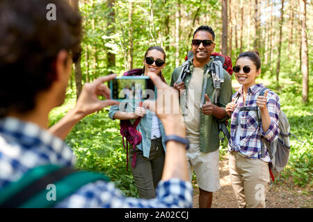 Freunde mit Rucksäcken auf Wanderung fotografiert werden Stockfoto