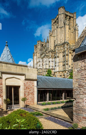 Wells Cathedral in Brunnen Somerset, zwischen 1176 und 1450 erbaut. Anglikanische. Die Westfassade und moderne Visitor Center. Stockfoto