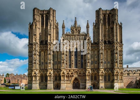 Wells Cathedral West Front. Wells Cathedral in Wells Somerset, erbaut zwischen 1176 und 1450. Anglikanisch. Die Westfront. Stockfoto