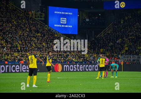 Dortmund, Deutschland. 17 Sep, 2019. VAR Einsatz während des Spiels, Prüfung der möglich Rote Karte, Fußball Champions League, Gruppenphase, Gruppe F, Spieltag 1, Borussia Dortmund (DO) - FC Barcelona (Barca) 0:0, am 17.09.2019 in Dortmund/Deutschland. | Verwendung der weltweiten Kredit: dpa/Alamy leben Nachrichten Stockfoto