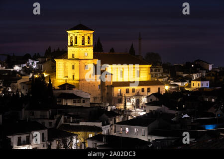 Kirche El Salvador in Albaicín-Viertel von Granada kurz nach Sonnenuntergang Stockfoto