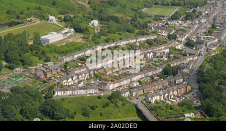 Reihen von Reihenhäusern im unteren Tal im ehemaligen Coal mining Town, Treherbert, Wales, Großbritannien Stockfoto