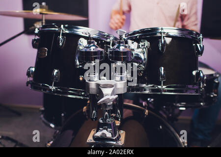 Junge Mann hinter Drum-Installation in einem professionellen Tonstudio. Stockfoto