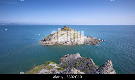 Vorgelagerte Insel mit Leuchtturm auf Mumbles Kopf in Swansea Bay Stockfoto