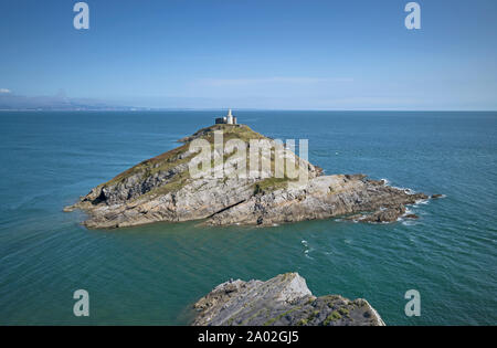 Vorgelagerte Insel mit Leuchtturm auf Mumbles Kopf in Swansea Bay Stockfoto