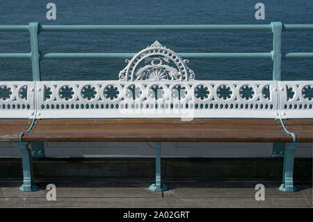 Lackiertem Gusseisen dekorative Geländer und hölzerne Sitzbänke am Meer Pier, Mumbles, Wales Stockfoto