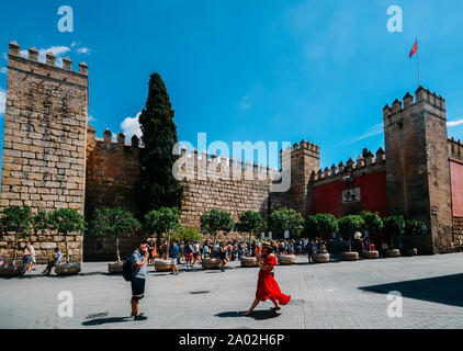 Sevilla, Spanien - Sept 10, 2019: Touristen nehmen Sie Bilder und andere Warteschlange das Wahrzeichen der UNESCO Alcazar in Sevilla, Spanien Komplexe eingeben Stockfoto