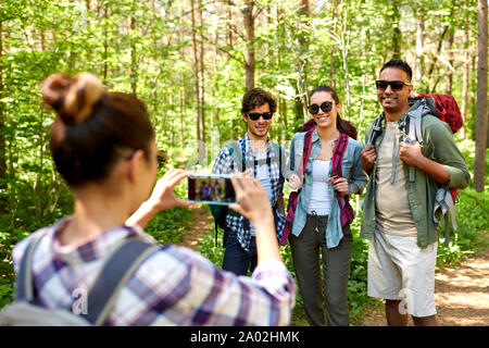 Freunde mit Rucksäcken auf Wanderung fotografiert werden Stockfoto