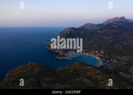 Soller Port bei Sonnenuntergang, Mallorca. Schöne Drone Ansicht von oben. Stockfoto