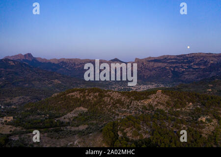 Die Tramuntana Berge in der Dämmerung mit dem Mond über Ihnen schwebt. Dramatische Landschaft Hintergrund. Stockfoto