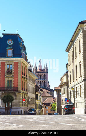 Lausanne, Schweiz - 11. August 2019: Das historische Zentrum der französischsprachigen Schweizer Stadt mit einem berühmten Kathedrale Notre Dame im Hintergrund. Historischen Gebäude auf vertikale Fotografie. Stockfoto