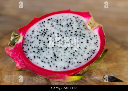 Drachenfrucht auf alten Holztisch Hintergrund. Stockfoto