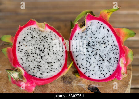 Drachenfrucht auf alten Holztisch Hintergrund. Stockfoto