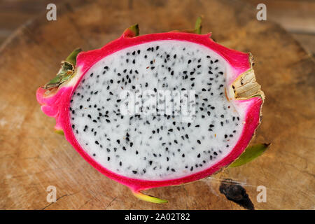 Drachenfrucht auf alten Holztisch Hintergrund. Stockfoto