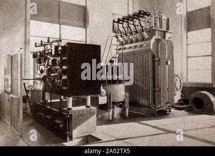 Die neueste Technik und Technologie aus den 1930er Jahren: ein großer Mercury Arc Gleichrichter für die Umwandlung von Wechselstrom in Gleichstrom Dies sind die ersten Hochspannung (20.000 Volt) Gleichrichter in England an der neuen BBC Droitwich Bahnhof gebaut werden. Stockfoto