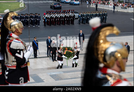 Rom, Italien. 19 Sep, 2019. Bundespräsident Dr. Frank-Walter Steinmeier legt einen Kranz am Grab des Unbekannten Soldaten. Präsident Steinmeier und seine Frau sind auf einem zweitägigen Staatsbesuch in Italien. Quelle: Bernd von Jutrczenka/dpa/Alamy leben Nachrichten Stockfoto