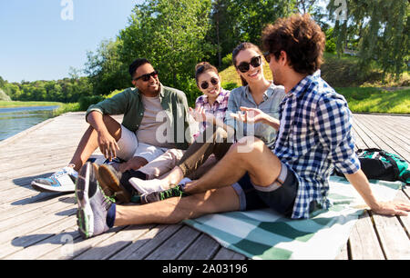 Freunden rumhängen und Reden im Freien im Sommer Stockfoto