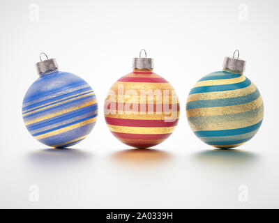 Drei gold gestreift Weihnachtskugeln mit Twirled Streifen und Glitter Textur auf Weiß mit Schatten und kopieren Sie Raum für Ihre saisonale Begrüßung Stockfoto