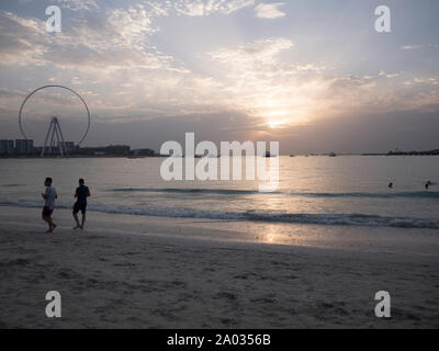 Dubai Strand mit höchsten Riesenrad der Welt, Ain Dubai, im Hintergrund Stockfoto