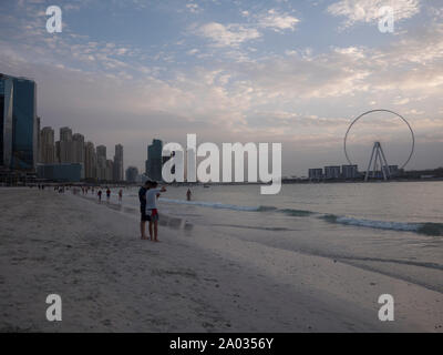 Dubai Strand mit höchsten Riesenrad der Welt, Ain Dubai, im Hintergrund Stockfoto