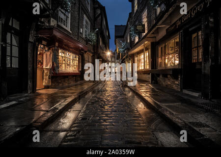 Nachtansicht der Shambles, York an einem ruhigen, nassen Abend. Geschäfte mit Licht an. Stockfoto