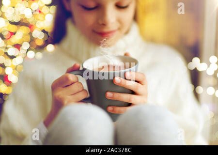 Nahaufnahme der Mädchen mit heißer Schokolade zu Weihnachten Stockfoto