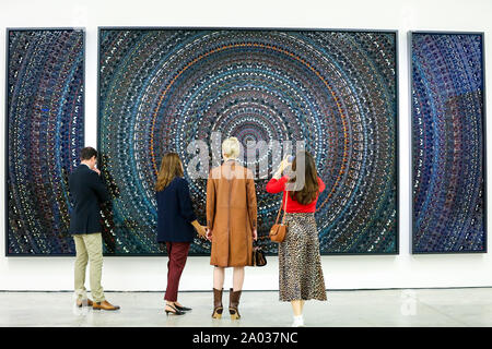 London, Großbritannien. 19 Sep, 2019. Menschen bei "look" "Ruhe" durch Künstler Damien Hirst aus schmetterlingsflügel und Haushalt Glanz auf Leinwand während der Ausstellung in der White Cube, London. Credit: Dinendra Haria/SOPA Images/ZUMA Draht/Alamy leben Nachrichten Stockfoto