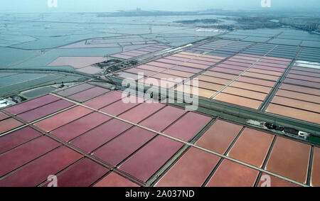 Tianjin. 19 Sep, 2019. Luftaufnahme auf Sept. 19, 2019 zeigt brine Pools des Hangu Salzbergwerk in North China Tianjin Gemeinde übernommen. Credit: Yue Yuewei/Xinhua/Alamy leben Nachrichten Stockfoto