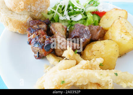 Platte in einem Fast Food Restaurant voller Essen Stockfoto