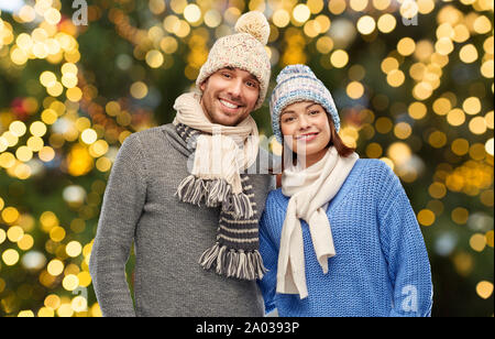 Glückliches Paar im Winter Hüte über Weihnachten Leuchten Stockfoto