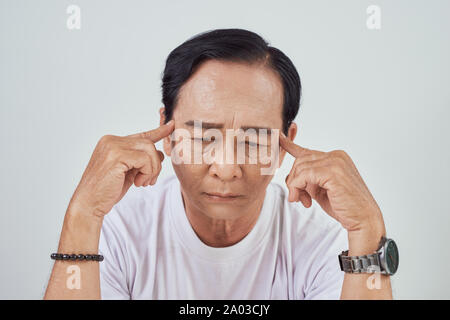 Asiatische elder Leiden von Schlaganfall und starke Kopfschmerzen oder Gehirn angriff Stockfoto