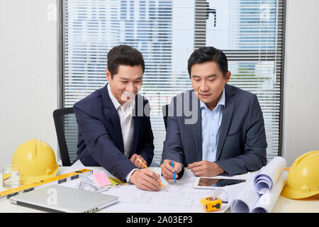 Mitarbeiter arbeiten im Büro. Geschäftsleute planen über Schreibtisch Stockfoto