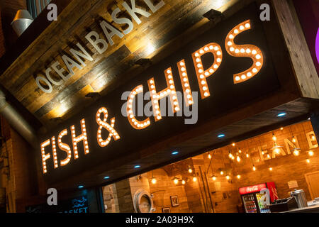 Fisch & Chips auf einem Shop in Blackpool, ein beliebter Urlaubsort im Nordwesten Englands bekannt für seine Darstellung von illuminationen im Herbst. Stockfoto