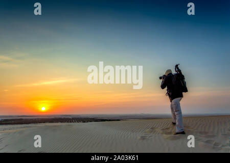 Fotograf in der Wüste Dammam Saudi Arabien Stockfoto