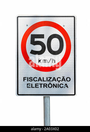 Verkehrsschild: Brasilianische elektronische Verkehrssteuerung Schild. Höchstgeschwindigkeit 50 km pro Stunde, in Portugiesisch. Stockfoto