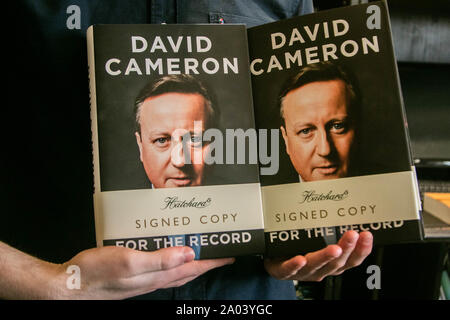 Hände einer Person halten unterzeichnete Kopien der Autobiographie Buch" für "Aufzeichnen" von dem ehemaligen britischen Premierminister David Cameron am Hatchards Buchhandlung in Piccadilly, London. Stockfoto